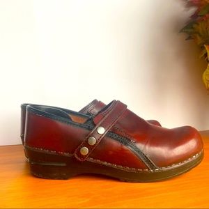 Santia Cori Dark Red Snap Button Strap Clogs size 38, US 8.